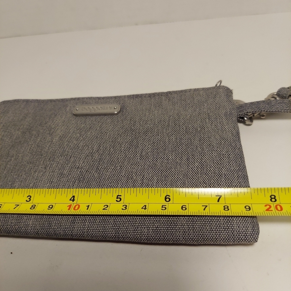 Baggallini RFID Wristlet Purse Wallet Gray EUC Neutral Minimalist Travel - Picture 8 of 8